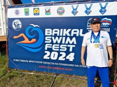 78-летний житель Якутии выиграл два золота на соревнованиях по плаванию в Байкале