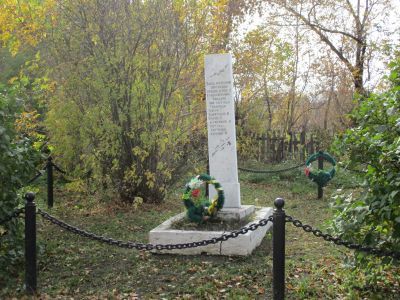 Памятник партизанам, погибшим во время Гражданской войны