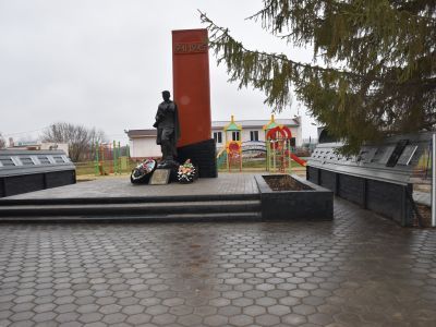 Братская могила советских воинов, погибших в боях с фашистскими захватчиками в 1943 году. Захоронено 3 человека, имена 2 человек установлены. Скульптура советского воина