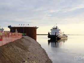 В Якутии вывели первый коффердам Ленского моста в русло реки