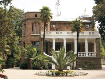 Вилла "Вера". Здесь находились исполком Сочинского окружного Совета рабочих, крестьянских и солдатских депутатов и Революционный комитет. В этом доме в годы Великой Отечественной войны находился госпиталь № 2124