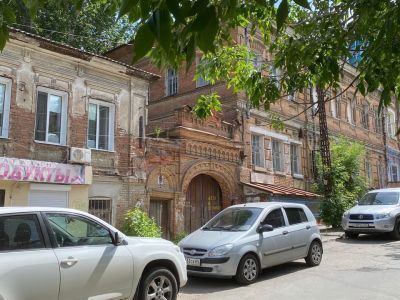 Ансамбль усадьбы купца В.П.Баринова: 1. Гостиный двор. 2. Флигель. 3. Проездная арка с воротами и калиткой