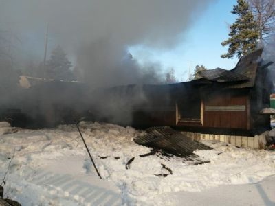 Два человека погибли при пожаре в частном доме в поселке Чульман Якутии