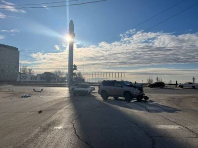 В Якутске пьяный водитель Land Cruiser пытался скрыться от патруля ДПС и въехал в автомобиль