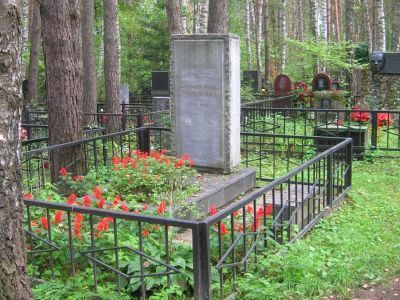 Могила Героя Соц. труда, лауреата Ленинской премии А.И. Лейпунского, 1972 г.