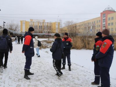 В Якутске спасатели пресекли выход на тонкий лед группы подростков