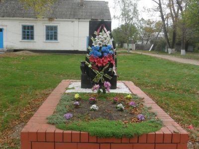 Братская могила советских воинов, погибших в боях с фашистскими захватчиками