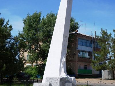 Братская могила активистов, погибших от рук белобандитов в 1919-1922 гг. - секретарь УКОМА комсомола И.Пирожков, продкомиссар В.Князев, советские работники: Иванов, Логинов С.И., Попов Н., Земляков Д.И., Першин