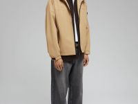 Ветровка с капюшоном