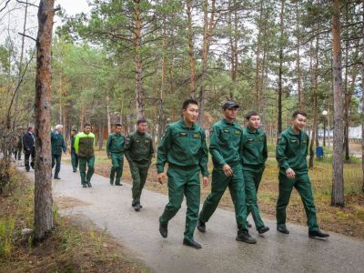 Лесничие в свой праздник посадили саженцы в Парке культуры и отдыха Якутска