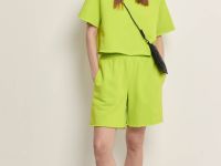 Укороченная футболка с необработанными краями