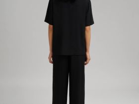 Свободная блузка с v-вырезом и воротником