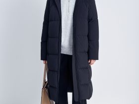 Пуховое пальто с капюшоном и воротником-стойкой