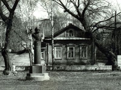 Бюст К. Маркса на гранитном постаменте