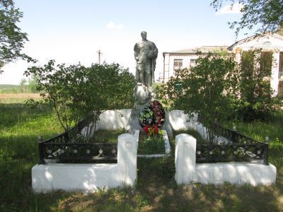 Братская могила 32 советских воинов, погибших в 1941-1943 гг. при освобождении района от немецко-фашистских захватчиков. Установлена скульптура
