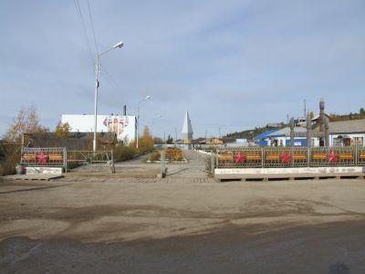 Памятник воинам-землякам, погибшим в годы Великой Отечественной войны (1941-1945). Ск. С.А. Егоров, арх. И.А. Слепцов, железобетон, 1973 г.