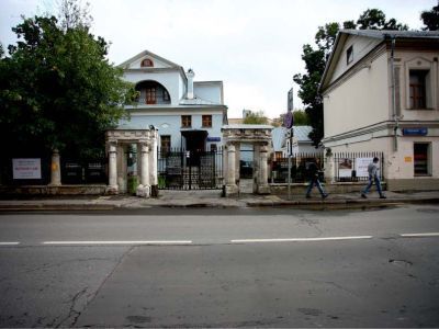 Ограда с двумя воротами