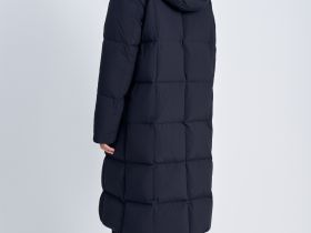 Пуховое пальто с капюшоном и воротником-стойкой