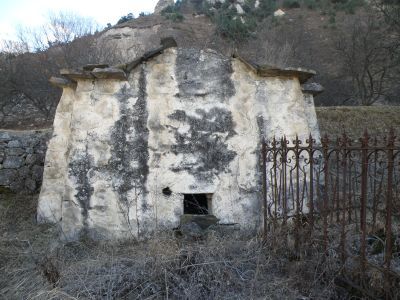 Склеп полуназемный