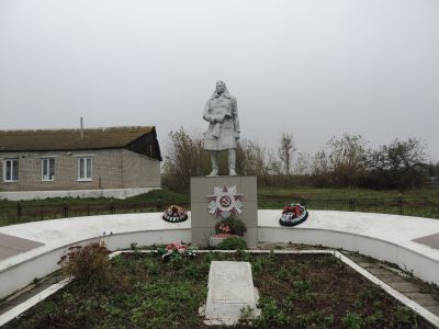 Братская могила воинов Советской Армии, погибших в период Великой Отечественной войны. Захоронено и установлено фамилий 10 человек. Скульптура установлена в 1968 г.