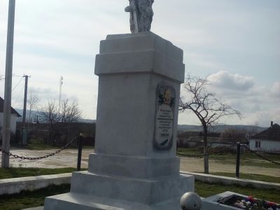 Братская могила советских воинов. Установлена скульптура