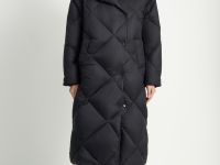 Пуховое пальто с капюшоном и воротником-стойкой