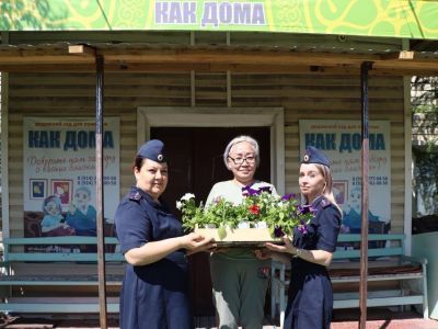 Женсовет следственного изолятора передал рассаду цветов в социальное учреждение Якутска