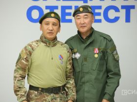 Якутянам вручили нагрудные знаки союза добровольцев Донбасса
