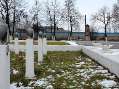 Воинское кладбище, где похоронено 167 солдат и офицеров Советской Армии, погибших в боях за освобождение г.Новгорода от немецко-фашистских захватчиков в период Великой Отечественной войны 1941-1945 гг.