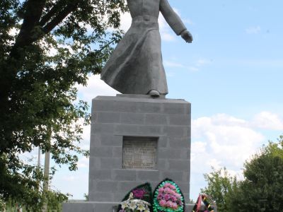 Братская могила советских воинов, погибших в боях с фашистскими захватчиками в 1943 году. Захоронено 42 человека, имена 4 человек установлены. Скульптура советского воина с венком