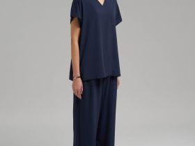 Свободная блузка с v-вырезом