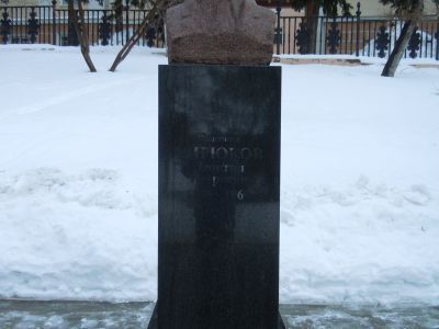 Памятник-бюст выдающемуся мордовскому композитору Л.П.Кирюкову. Скульптор Н.И.Матвеева. Сооружен из гранита