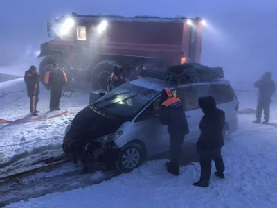 Бежал в мороз в мокрой одежде: в Якутске борец Егор Явловский спас людей из затонувшей машины