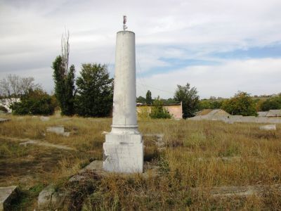 Могила подпольщиц Фаины Шполянской и Евгении Жигалиной