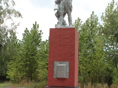 Братская могила советских воинов, погибших в боях с фашистскими захватчиками в 1943 году. Захоронено 103 человека, имена 27 человек установлены. Скульптура советского воина