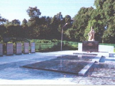 Братская могила советских воинов, погибших в 1941-1943 гг. в боях с немецко-фашистскими захватчиками. Установлен памятный знак