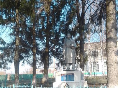 Братская могила 12 советских воинов, погибших в 1943 г. в боях с немецко-фашистскими захватчиками