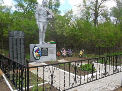 Братская могила 387 советских воинов, погибших в 1943 г. в боях с немецко-фашистскими захватчиками