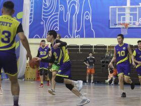 В Якутске мужские баскетбольные команды начали бороться за путёвки на игры в Нюрбе