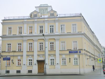 Жилой дом священнослужителей кремлевских соборов с кельями Крестовоздвиженского монастыря, 2-я пол. XVIII в., 1817-1818 гг., 1868 г., 1898 г., архитекторы И.Н. Лизогубов, И.Г. Кондратенко