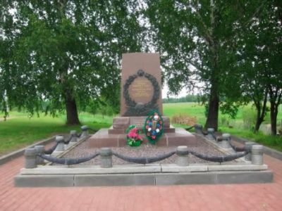 Братская могила советских воинов, 1941-1942 гг. Памятник над братской могилой, 1955-1957 гг., архитектор И.А. Француз