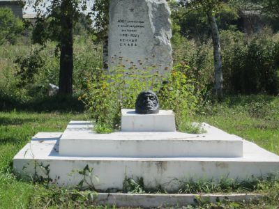Братская могила четырехсот патриотов, зверски замученных в белогвардейских застенках в 1918-1922 гг.