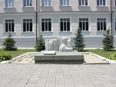 Памятник преподавателям и учащимся медучилища, погибшим в годы Великой Отечественной войны 1941 - 1945 гг.