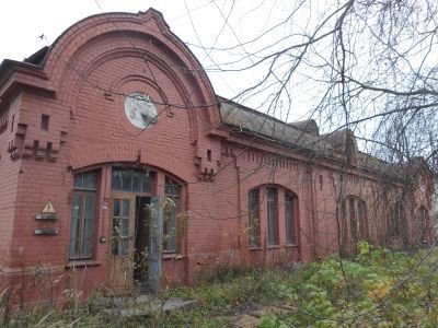 Конюшни (две)
