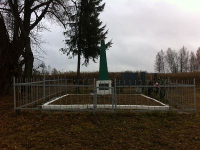 Памятное место, где 12 марта 1943 г. карательным отрядом гитлеровцев была сожжена деревня вместе с жителями. Установлен обелиск