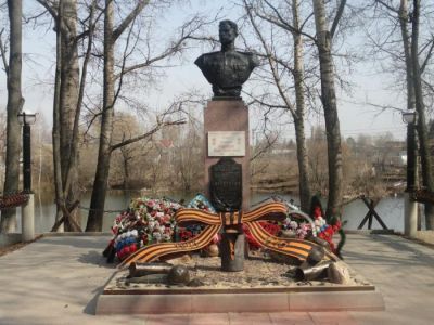 Бюст дважды Героя Советского Союза И. А. Воробьева