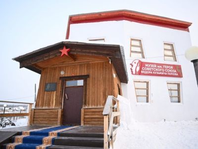 Айсен Николаев посетил музей имени Федора Попова