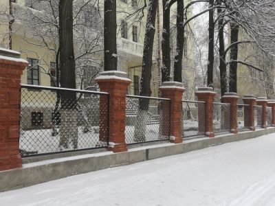 Ограда металлическая с кирпичными столбами