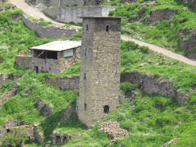 Дом Абдуллаева и Алиева с башней