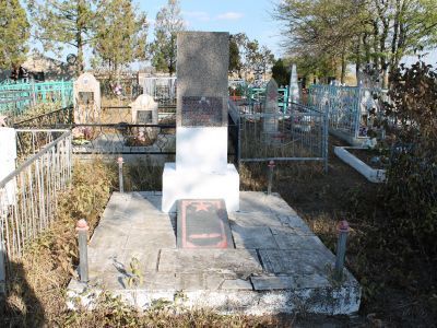 Братская могила советских воинов